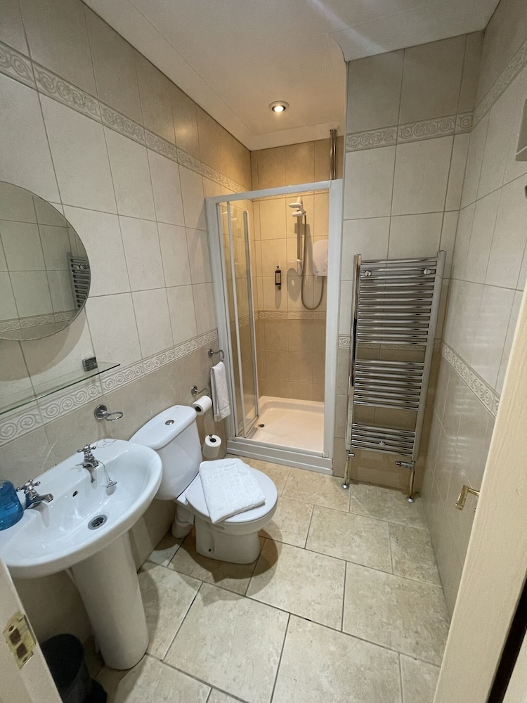 Family Room, Ensuite photo 3
