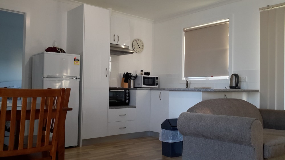 Deluxe Water Front Cabin, 2 Bedrooms, Q & 2S, Full Kitchen (Per Night Stay Rate) photo 2