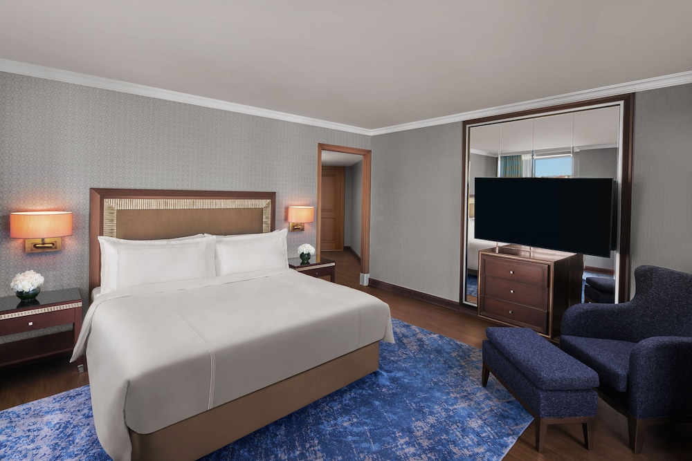 Deluxe Room, 1 King Bed, City View - Photo 1