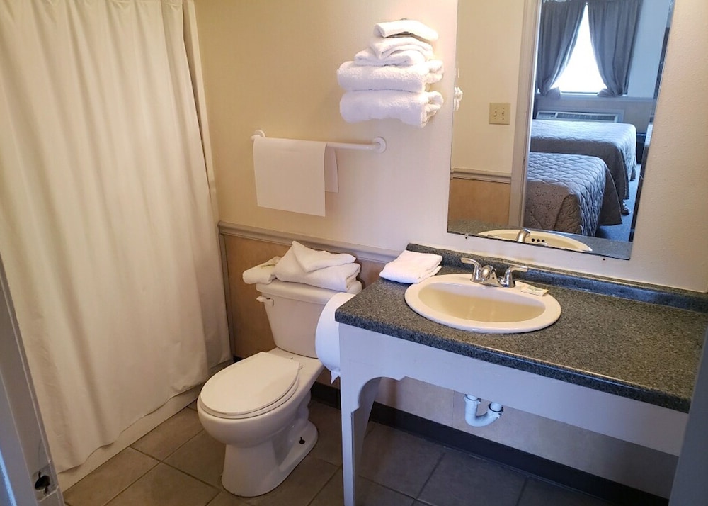 Standard Room, Smoking (1 Queen and 1 Double Bed) photo 3