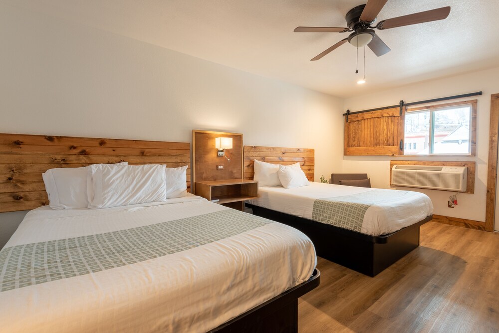 Deluxe Double Room, 2 Queen Beds photo 3