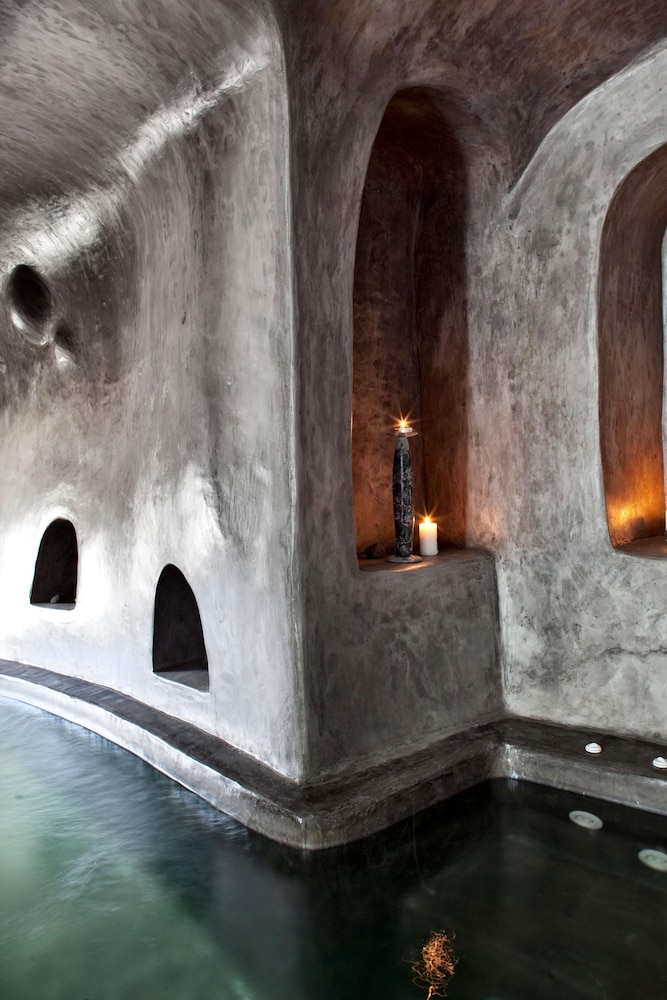 Deluxe Suite with Indoor Hot tub - Photo 4