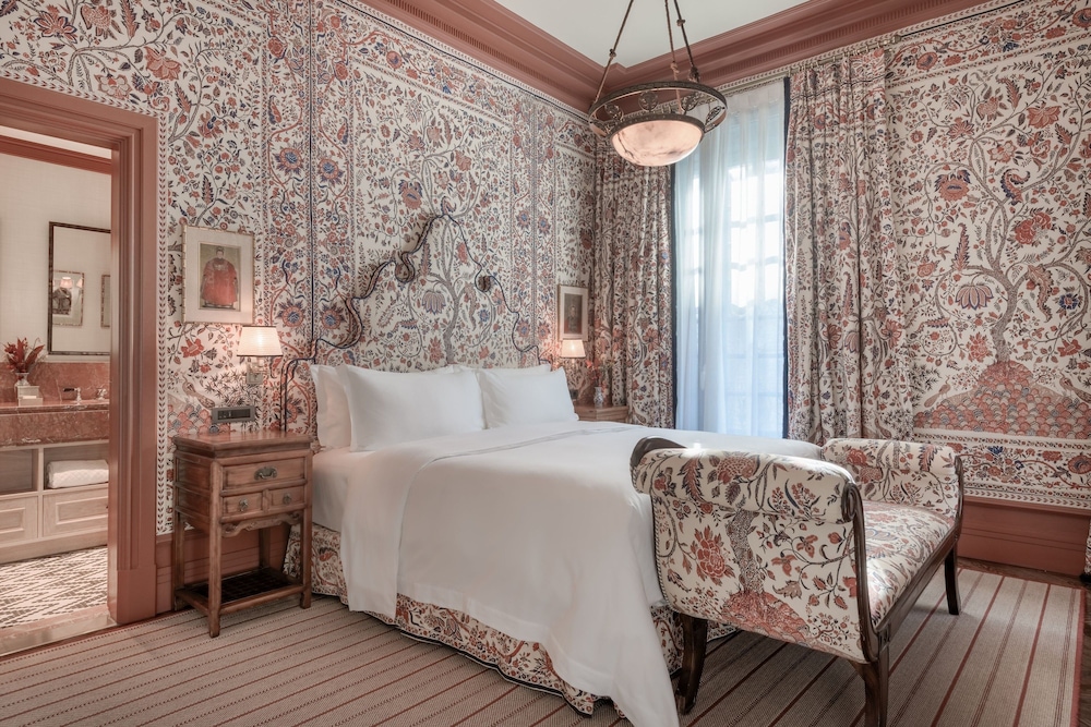 Luxury Suite, 1 King Bed, Garden View