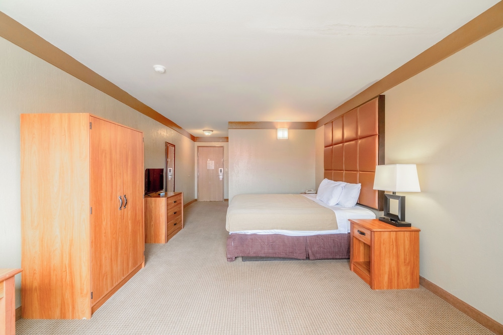 Room, 1 King Bed, Smoking - Photo 5