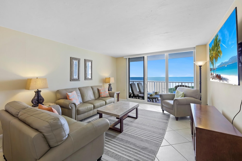 Condo, Multiple Beds (Stylish beachfront condo with pool an)
