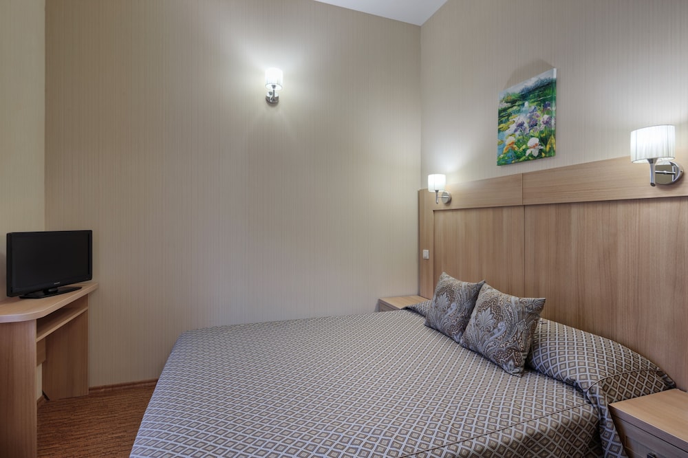 Standard Room, 1 Queen Bed photo 2