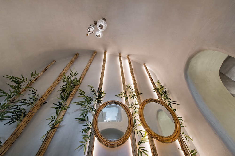 Grand Cave Suite indoor & outdoor Hot Tub - Photo 10