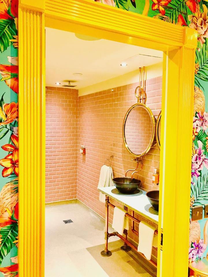 Flamingo Pool Room photo 3