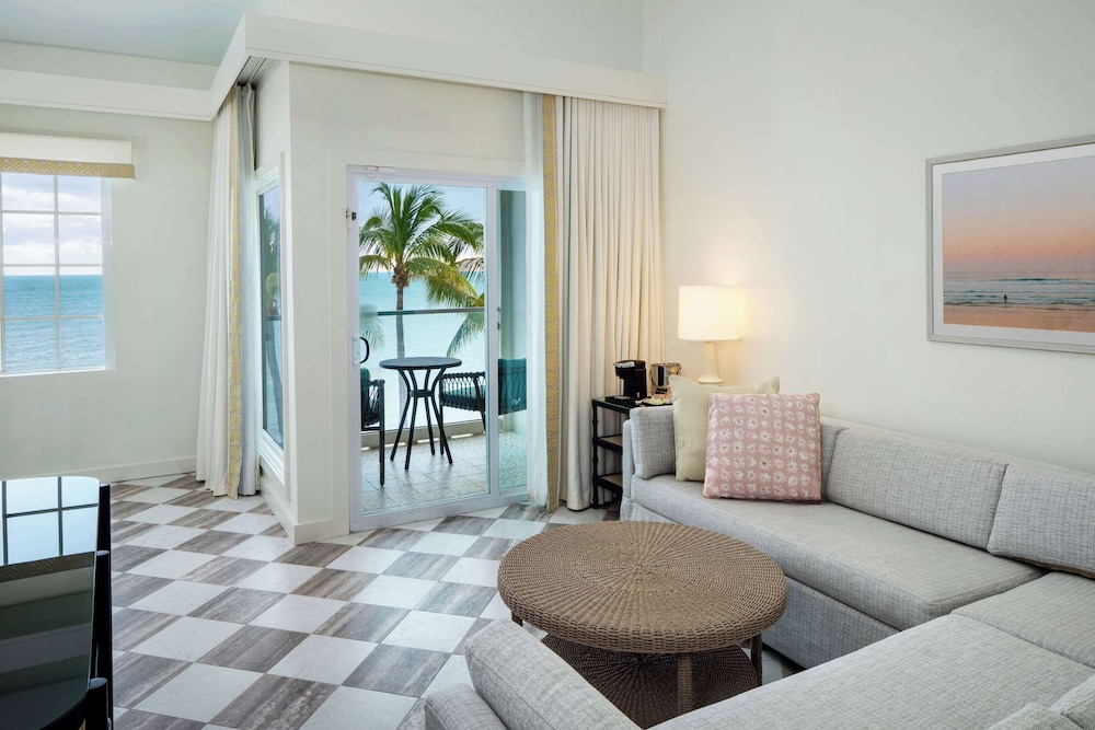 Suite, 1 King Bed, Accessible, Oceanfront (Hearing & Bathtub)