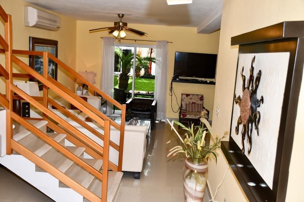 Family House, 3 Bedrooms, Kitchen, Poolside