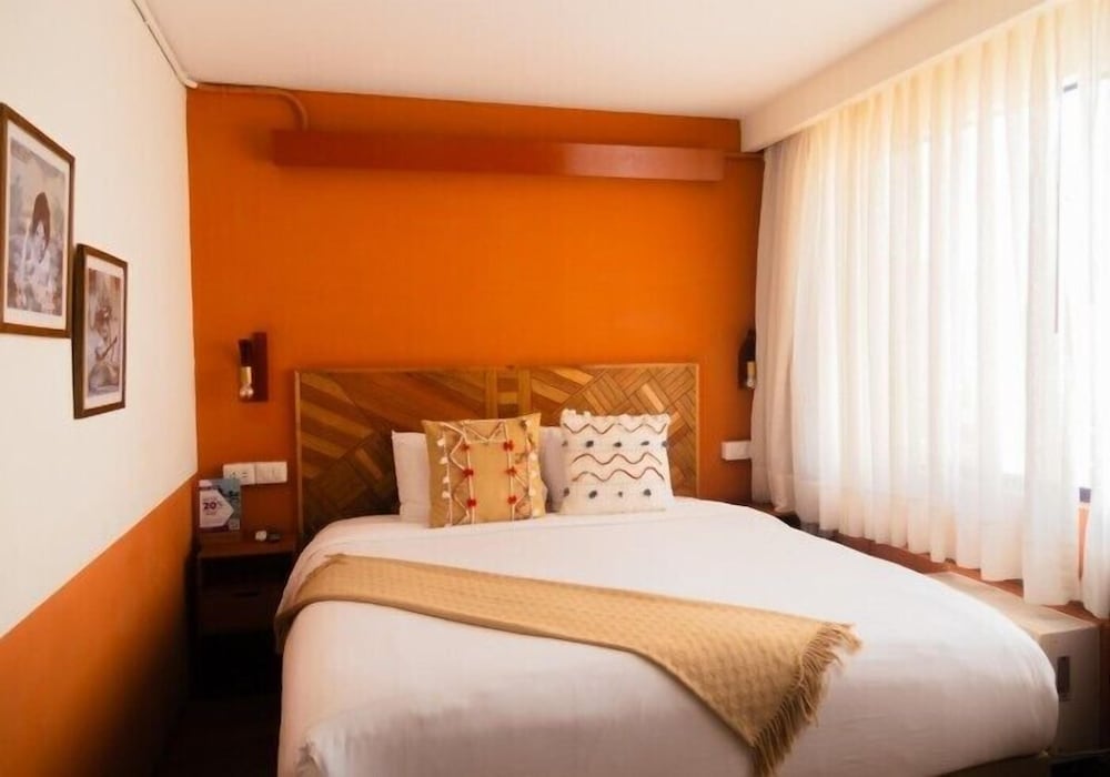 Compact Room with Private Bathroom - Photo 2