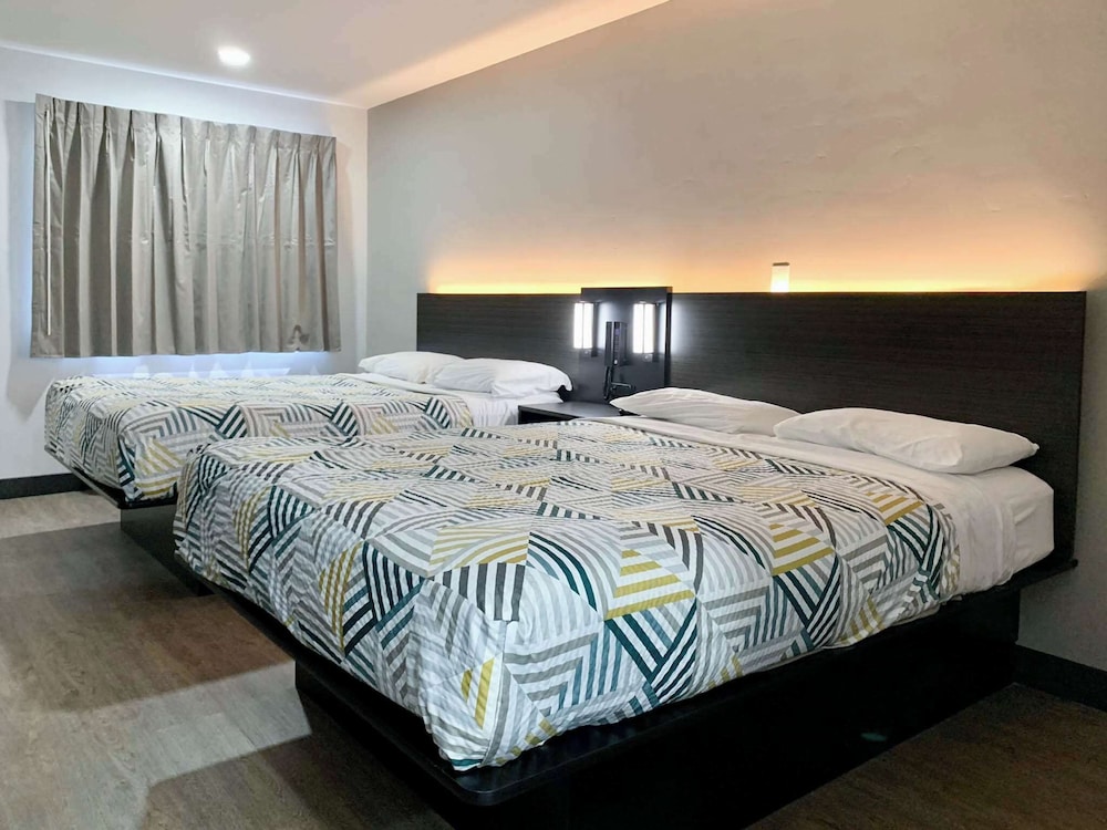 Deluxe Room, 2 Queen Beds, Non Smoking, Refrigerator & Microwave - Photo 1