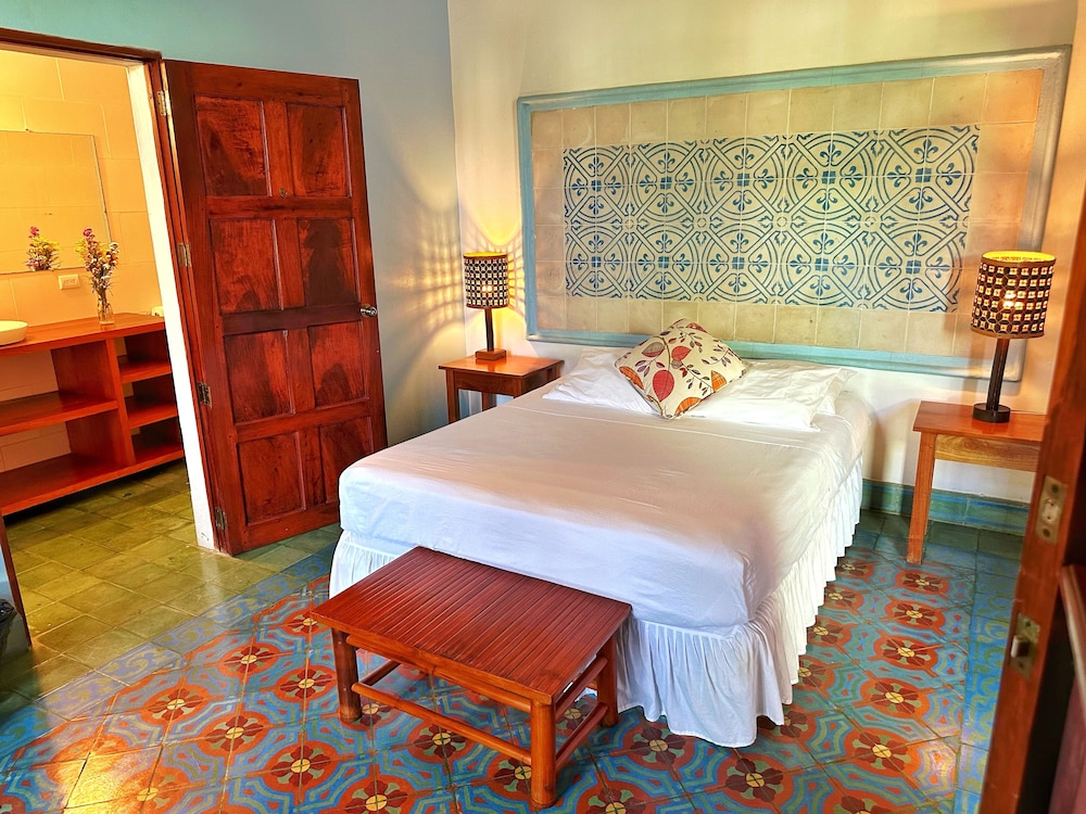 Deluxe Room, 1 Queen Bed, Private Bathroom