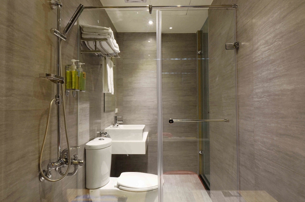 Standard Room, 2 Double Beds, Ensuite photo 2