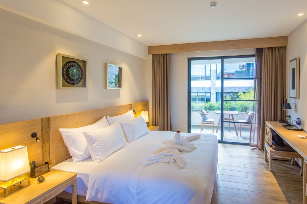 Deluxe Room, 1 King Bed photo 1