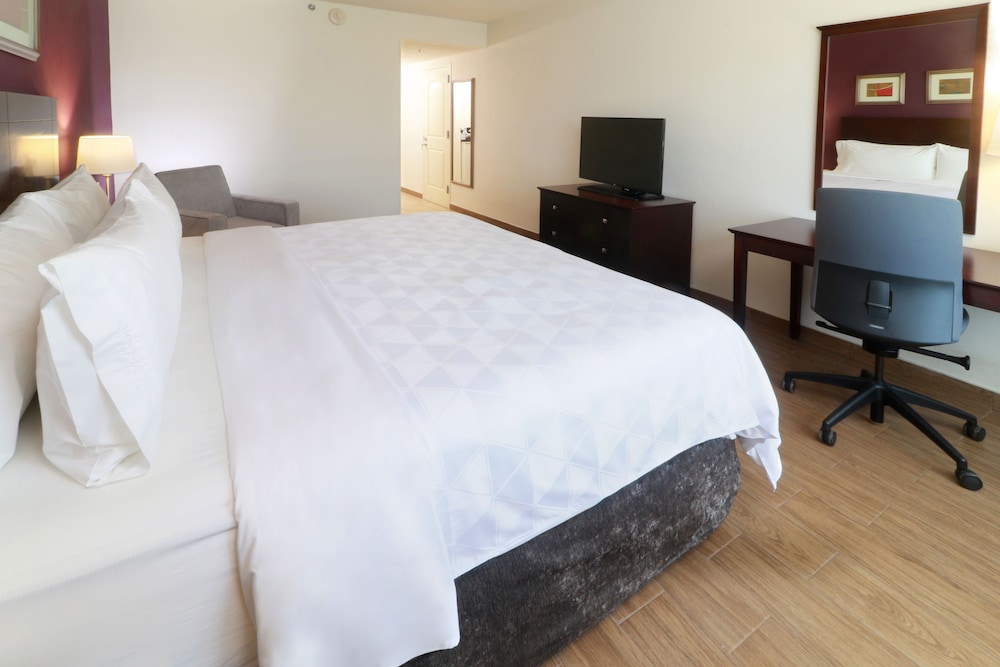 Standard Room, 1 King Bed - Photo 4