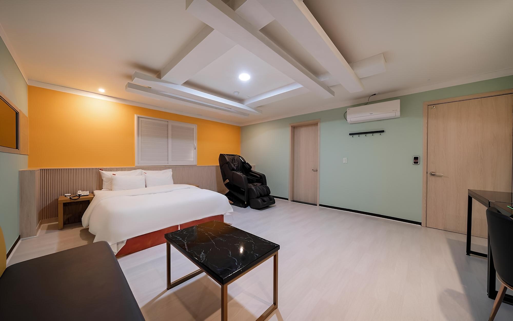 Room (VIP (Netflix available massage chair)) photo 2