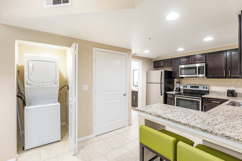 Deluxe Two Bedroom Suite, Pool View - Photo 20