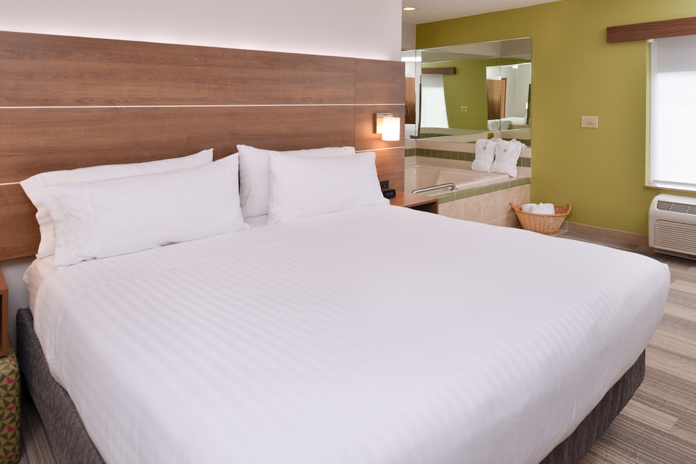 Standard Room, 1 King Bed, Jetted Tub - Photo 4
