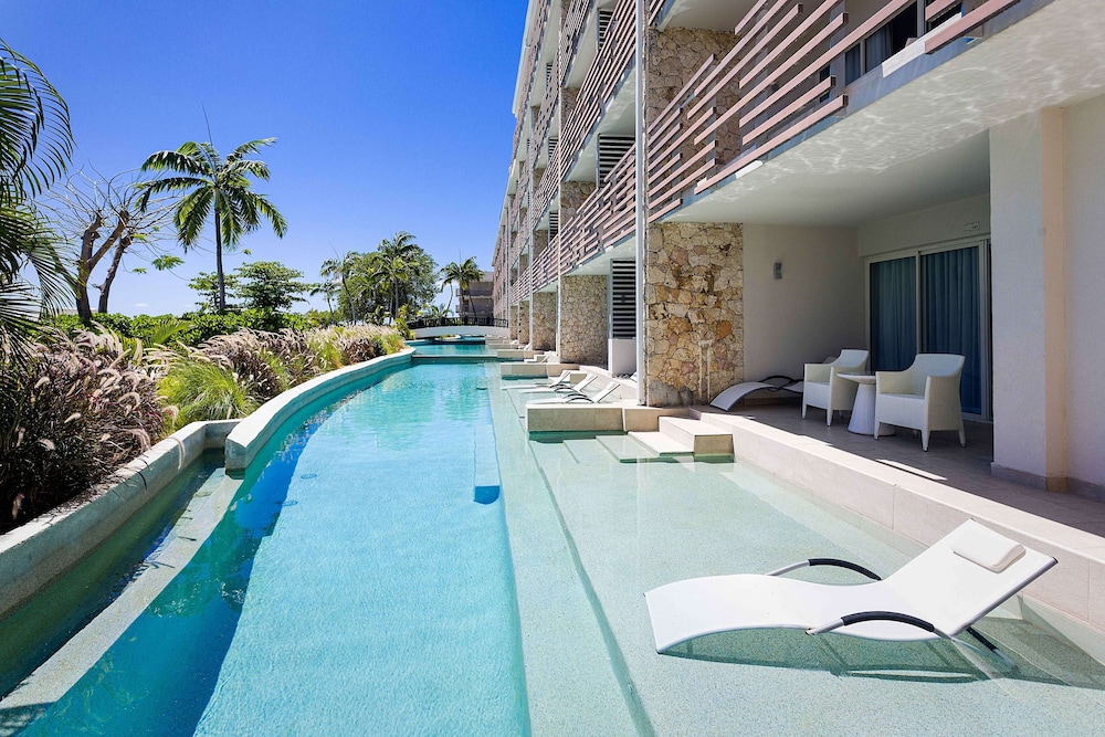 Suite, 1 King Bed, Pool View (swim-out Junior Suite)