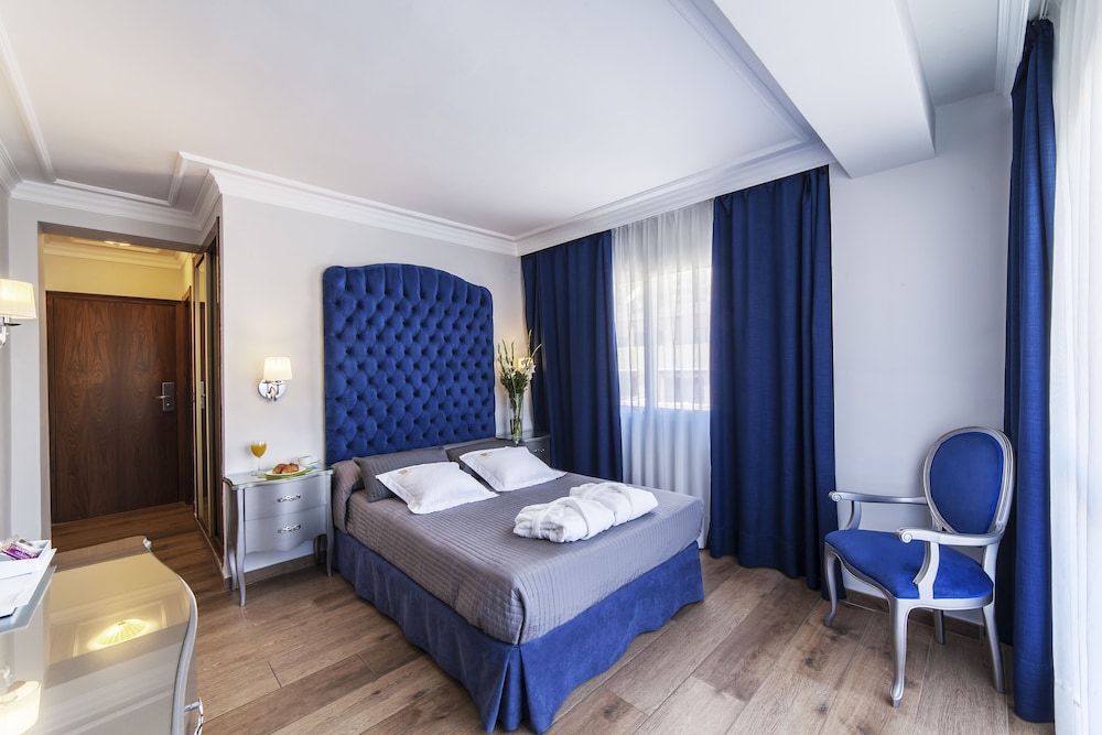 Superior Double or Twin Room, Terrace, Pool View - Photo 2