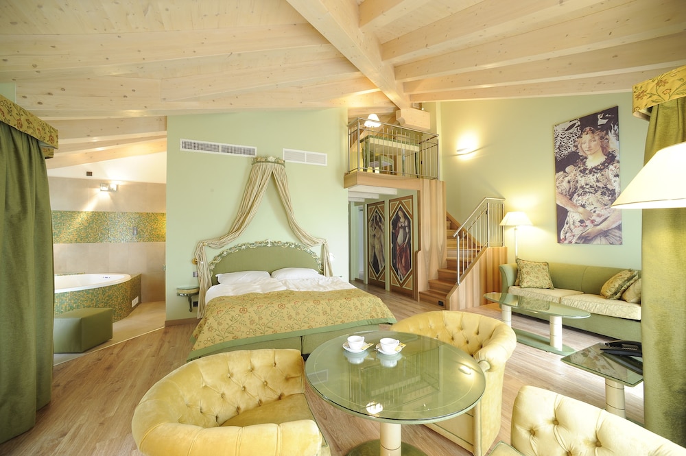 Deluxe Suite, Jetted Tub - Photo 15