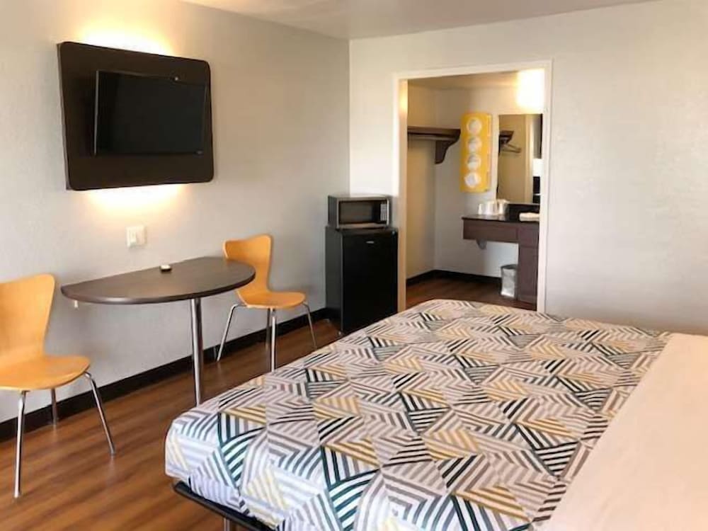Standard Room, 1 King Bed, Non Smoking, Refrigerator & Microwave - Photo 2