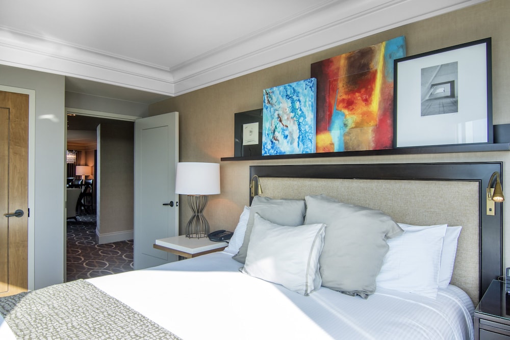 Luxury Suite, 1 King Bed, Corner - Photo 6