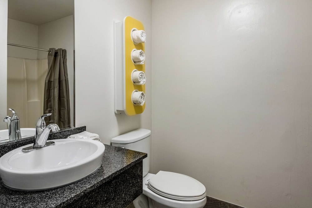 Deluxe Room, 1 Queen Bed, Non Smoking, Kitchenette - Photo 10