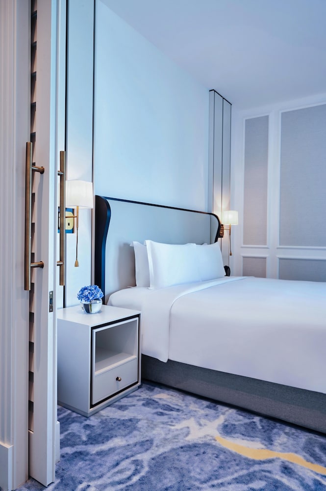 Junior Suite, 1 King Bed, Club Lounge Access, Partial Sea View