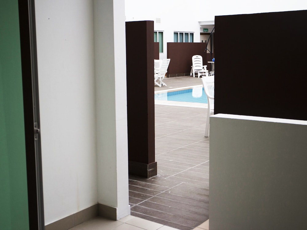 Premium Room, 1 King Bed, Pool View, Poolside photo 3