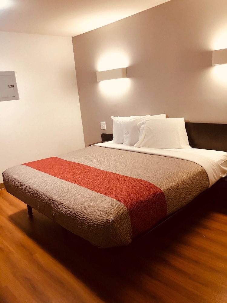 Deluxe Suite, 1 King Bed, Non Smoking, Kitchenette photo 3