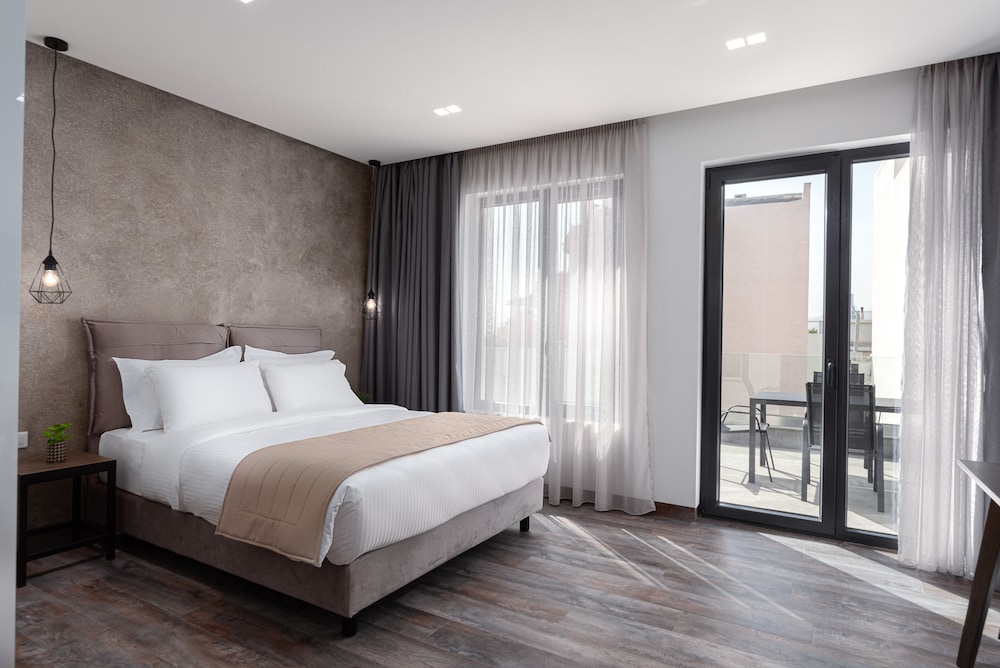 Standard Room, 1 Queen Bed photo 2