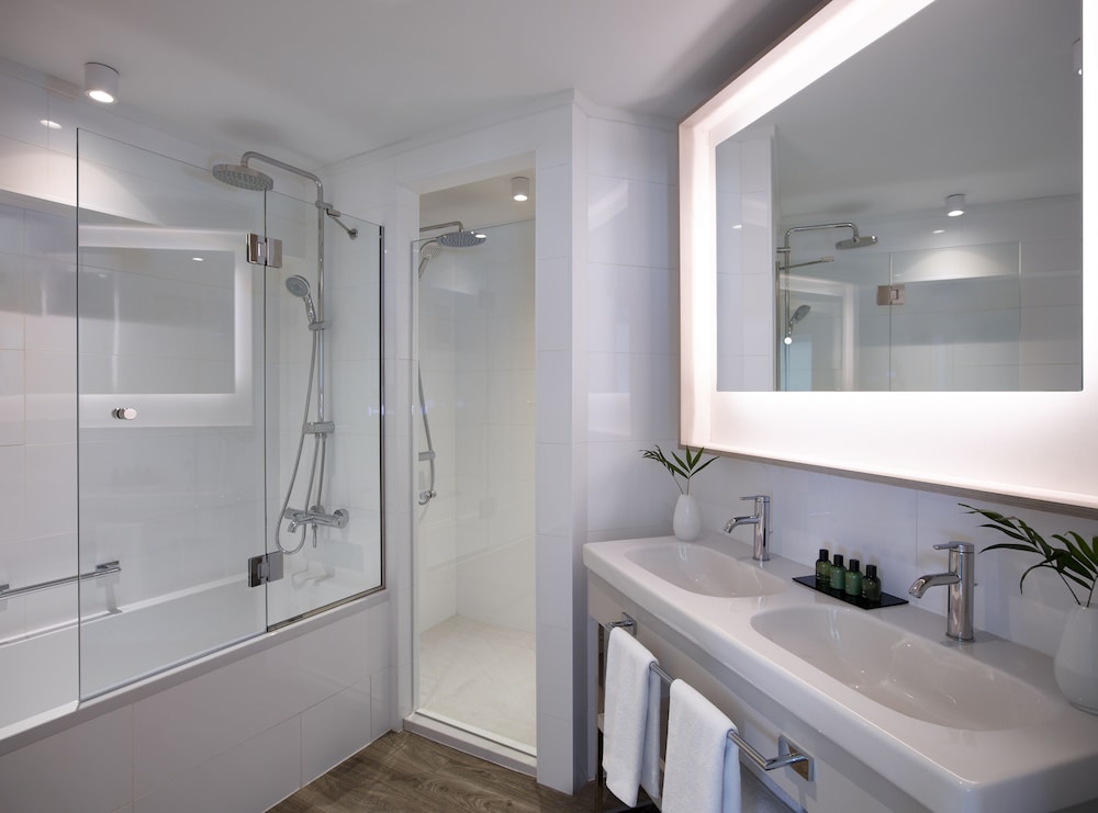 Rodian Suite, Sea View