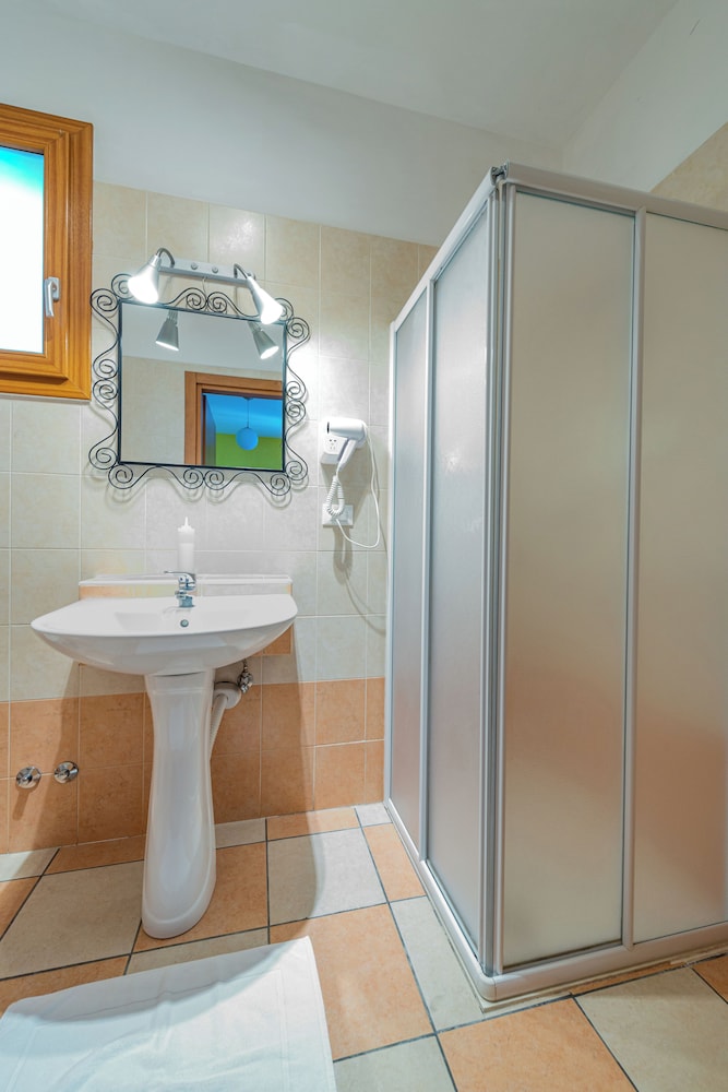 Classic Double Room, Non Smoking, Private Bathroom photo 3