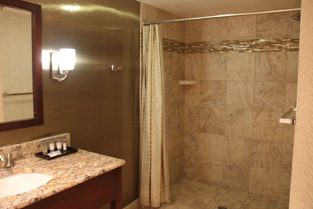 Deluxe Room, 2 Queen Beds, Accessible photo 2
