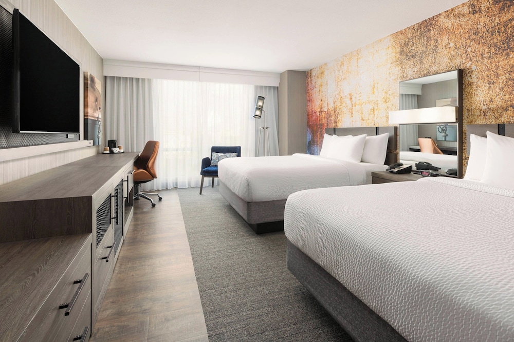 Executive Room, 2 Queen Beds (Mobility Accessible, Tub)