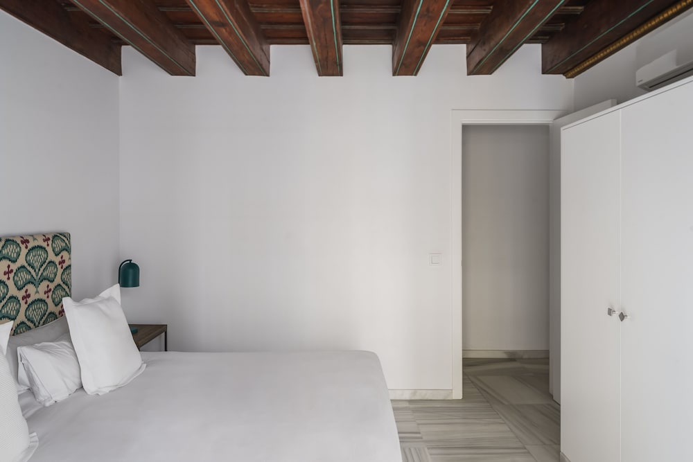 3 Bedroom Apartment with Balcony - Photo 7