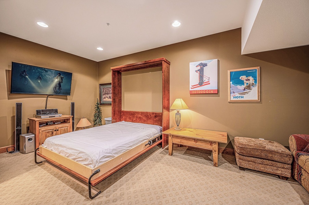 Deluxe Townhome, 4 Bedrooms, Balcony, Slope Side photo 2