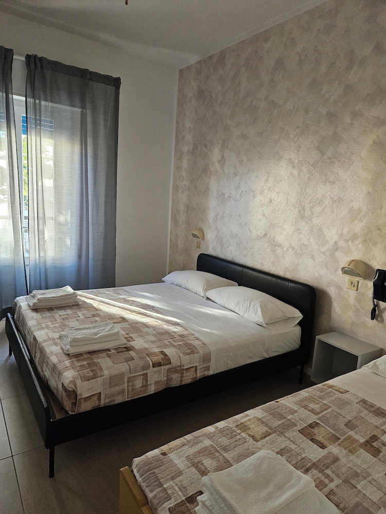 Basic Double or Twin Room, Balcony photo 2