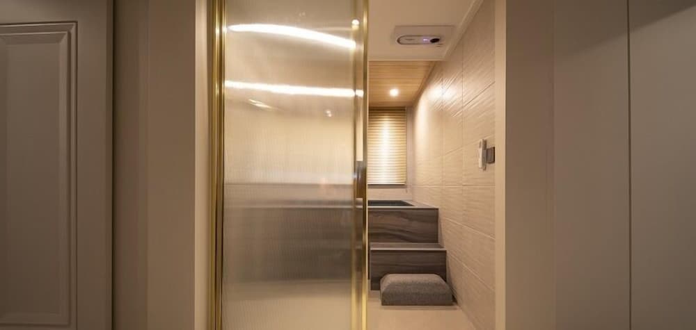 Luxury Suite - Photo 4