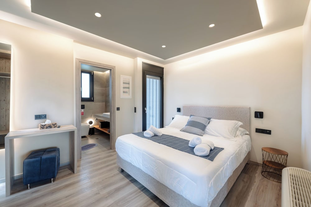 Family Apartment, Multiple Bedrooms (Kourouta Luxury Suites with Pool nr3)