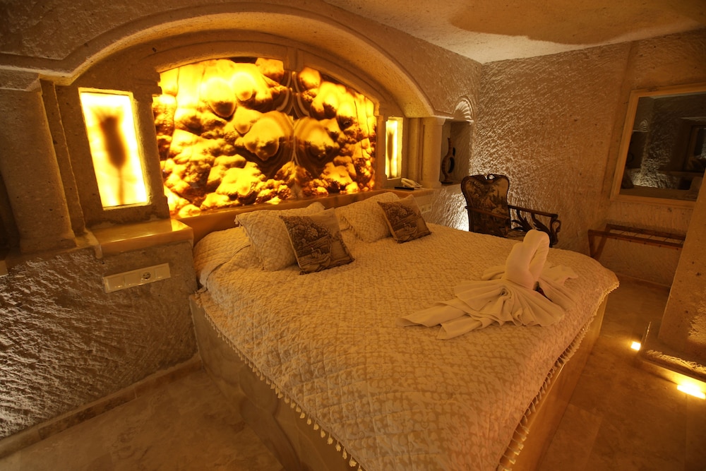 King Cave Suit photo 3