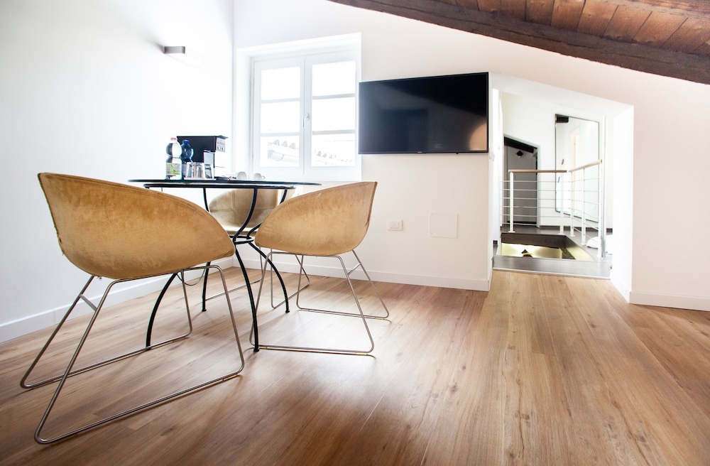 Suite, Annex Building - Photo 3