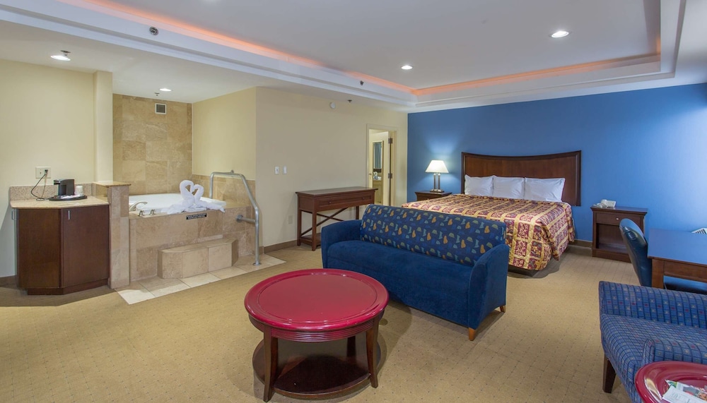 Room, 1 King Bed, Non Smoking, Refrigerator & Microwave photo 2