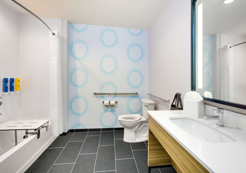 Room, 2 Queen Beds, Accessible, Bathtub - Photo 5