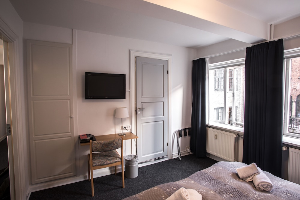 Economy Double Room thumbnail 5
