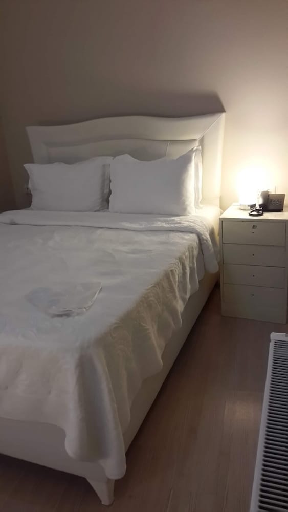 BED IN WOMAN DORMITORY ROOM photo 2