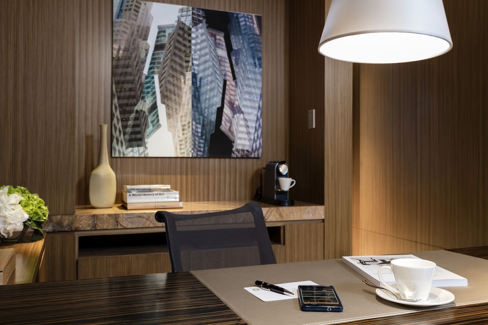 CLUB 65 Studio Suite King (with Club Lounge Access)