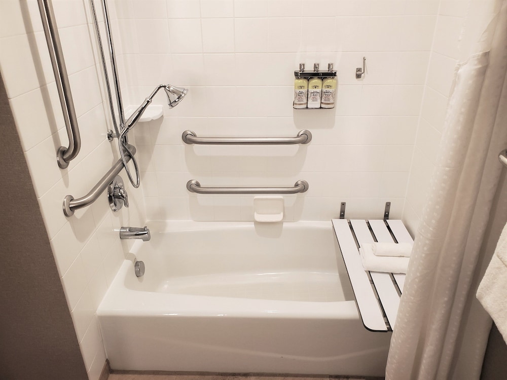 Suite, 1 King Bed, Accessible (Communication, Accessible Tub) - Photo 4